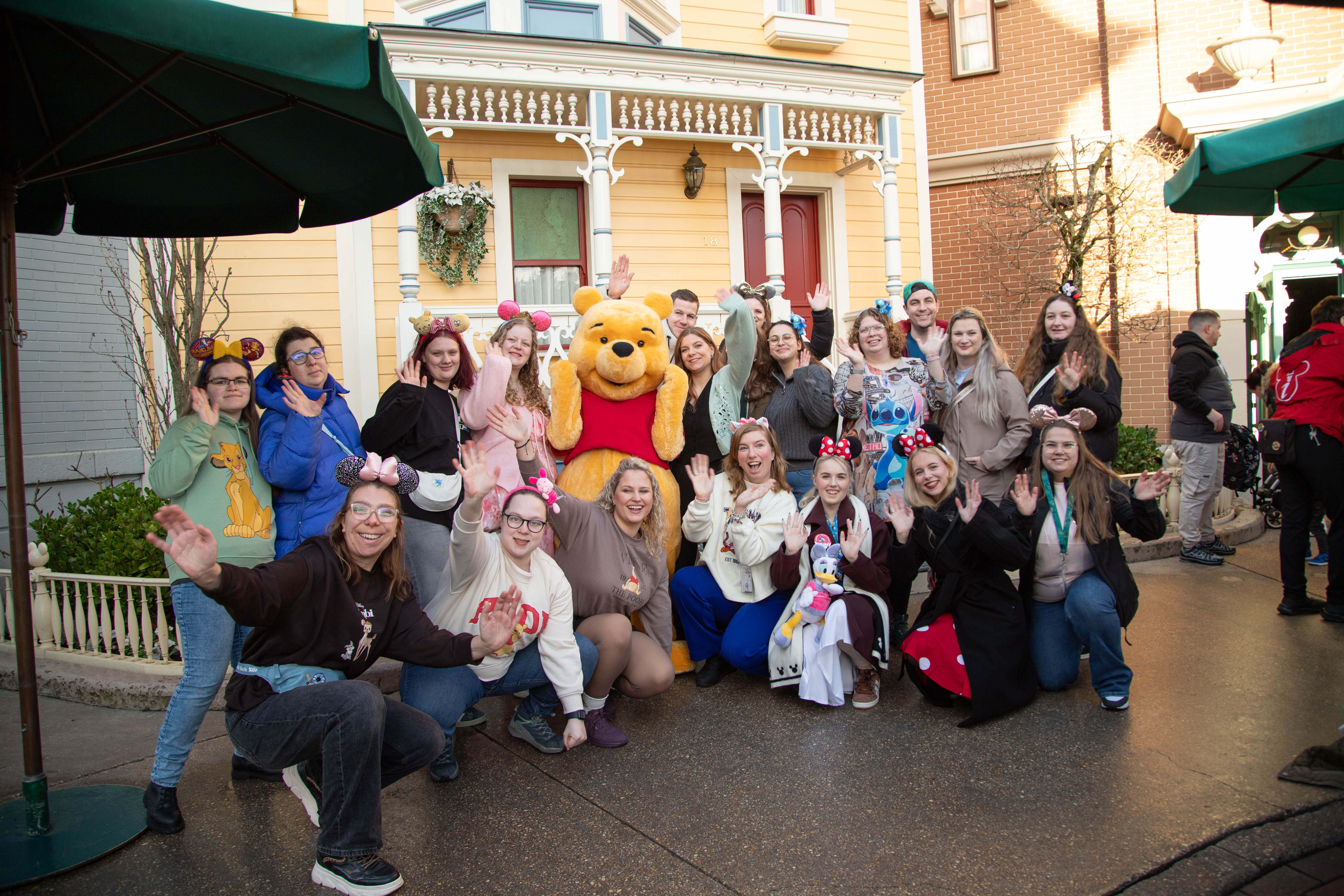 Pixiebiz-groep in Disneyland Parijs met het kasteel op de achtergrond