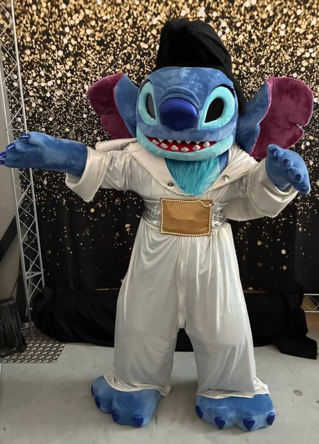 Stitch op het podium tijdens Pixie Event