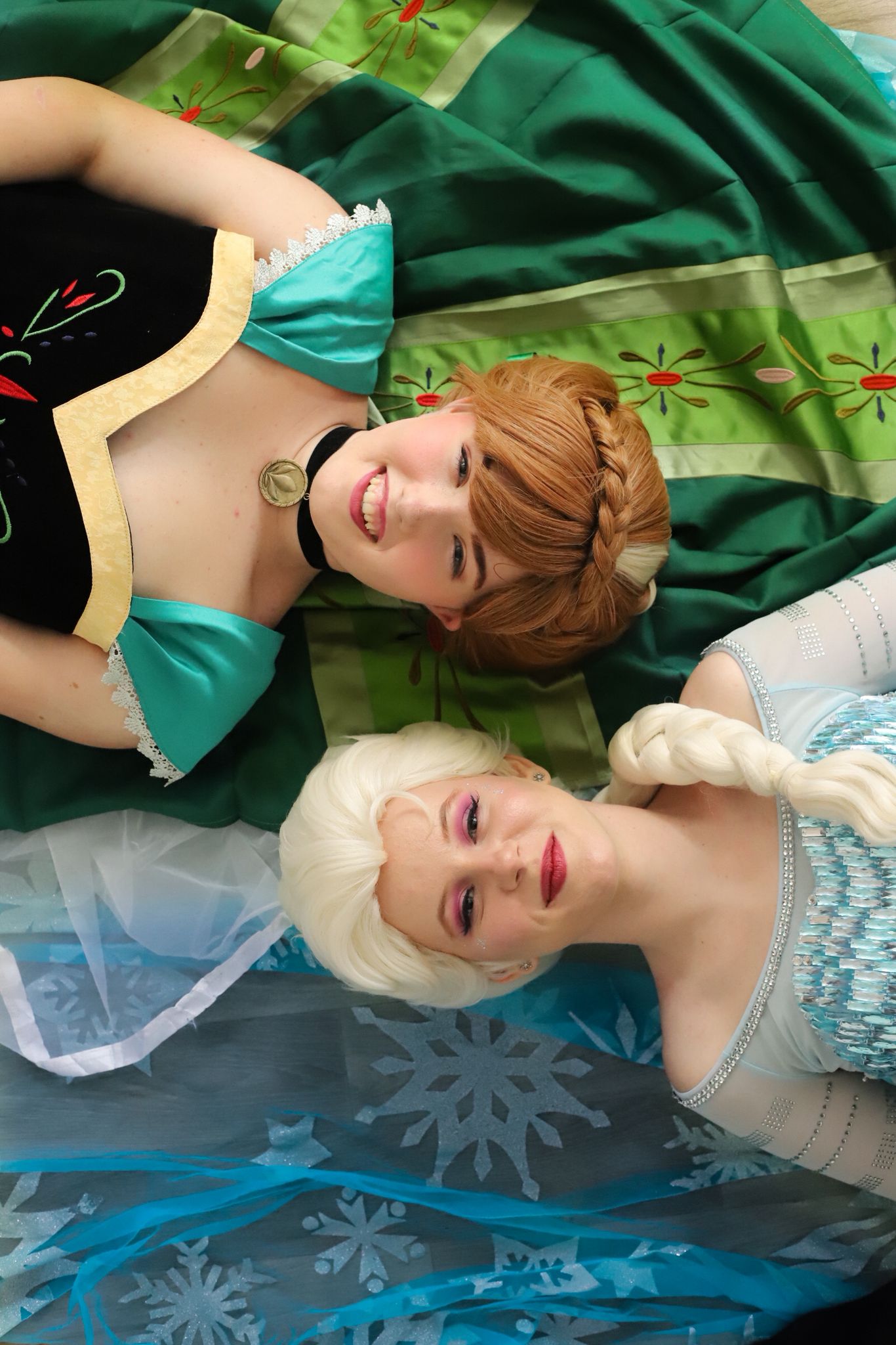 Anna en Elsa tijdens een meet & greet op Pixie Event