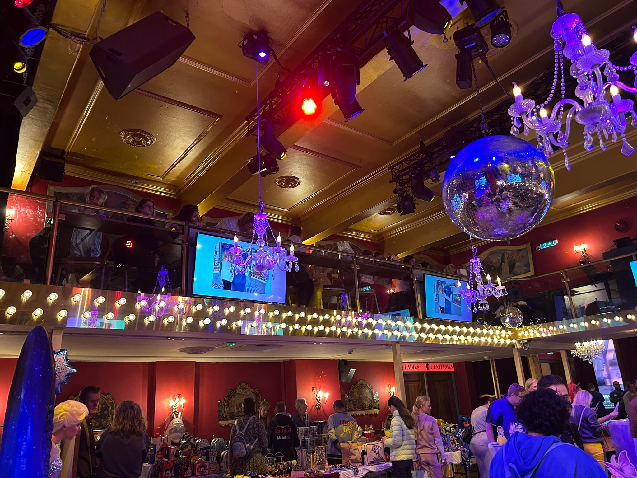 Bezoekers en merchstands tijdens Pixie Event